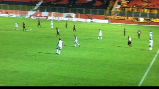 Imagem Vitória joga mal, mas vence o Sport e avança na Sul-Americana