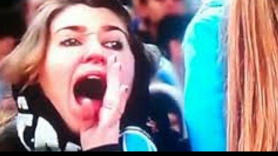 Imagem Aos prantos, torcedora que xingou goleiro pede perdão. Veja vídeo