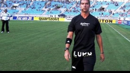Imagem Vitória x Internacional: Pericles Bassols comanda duelo pelo Brasileirão