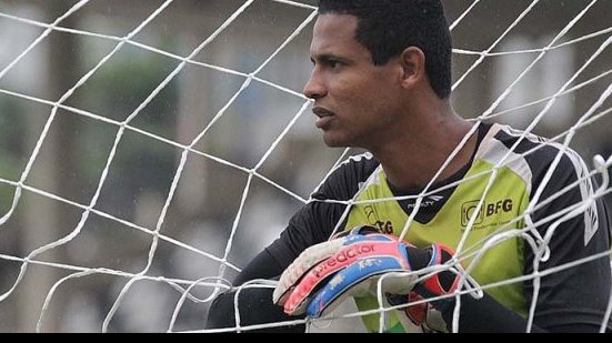 Imagem Torcida do Vasco faz abaixo assinado pedindo saída de goleiro