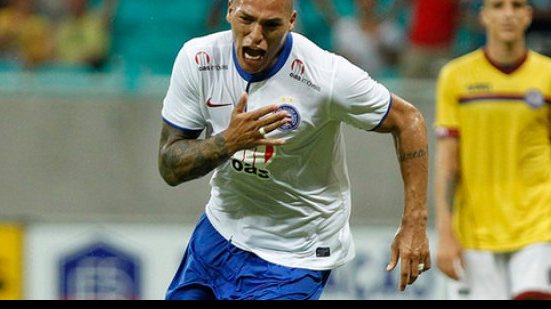 Imagem  Mais um: Carro de jogador do Bahia é apedrejado ao deixar treino