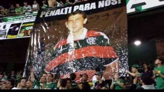 Imagem Torcida do Coritiba exibe faixa com árbitro vestindo camisa do Flamengo