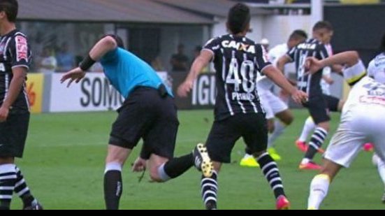 Imagem Em novo julgamento, Petros tem pena reduzida por trombada em árbitro