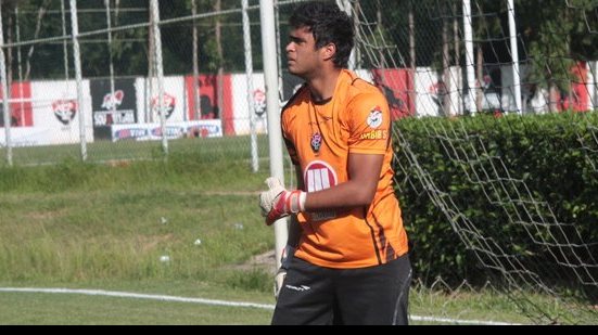 Imagem Com suspeita de fratura, goleiro do Vitória é cortado de jogo