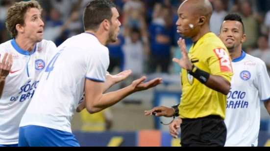 Imagem Após arbitragem pífia, Bahia vai entrar com protesto formal junto à CBF