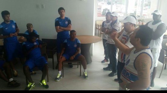 Imagem Torcidas organizadas se reúnem com atletas do Bahia para cobrar e prestar apoio
