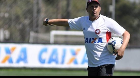 Imagem Técnico do Atlético-PR quer usar pressão da torcida para vencer o Vitória