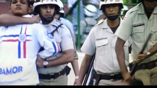Imagem Torcedores brigam no Estádio Jóia da Princesa e são conduzidos pela PM