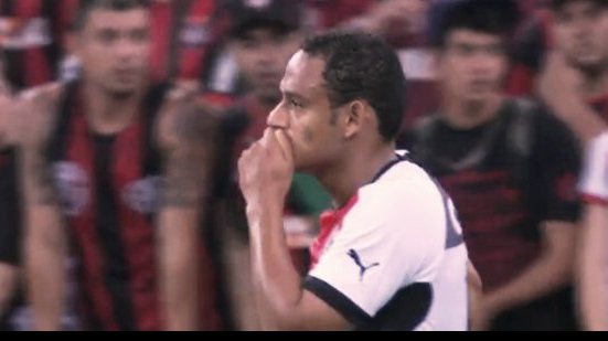 Imagem Vitória é derrotado pelo Atlético-PR e volta para a lanterna do Brasileirão