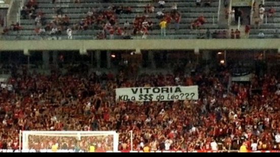 Imagem Torcida do Atlético-PR cobra dinheiro de Léo ao Vitória