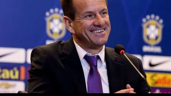 Imagem Com lateral ex-Bahia, Dunga convoca seleção brasileira