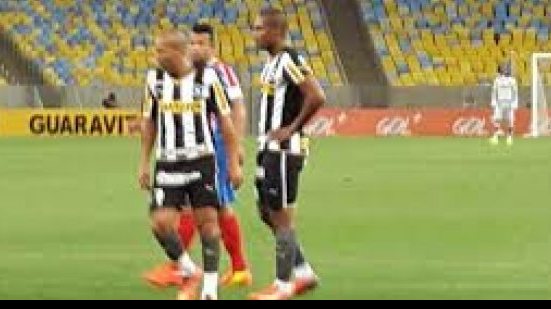 Imagem Bahia aproveita dois homens a mais, vence o Botafogo e deixa o Z-4