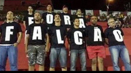 Imagem Torcedores utilizam camisas para protestar nas arquibancadas do Barradão