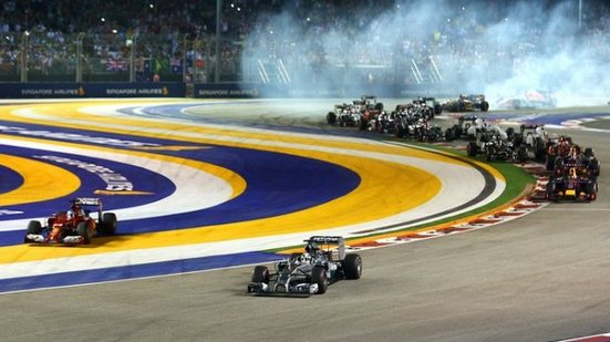 Imagem Hamilton aproveita abandono do rival e assume liderança na Fórmula 1