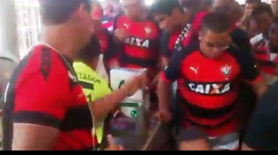 Imagem Vídeo: Catracas da Arena quebram e torcedores entram sem ingresso no BAVI