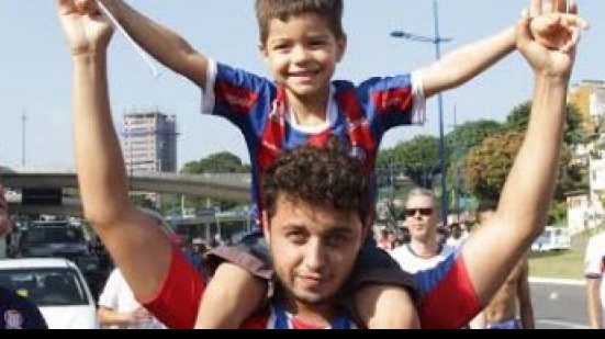Imagem De pai para filho: pequeno Gabriel curte de perto o clássico BAVI