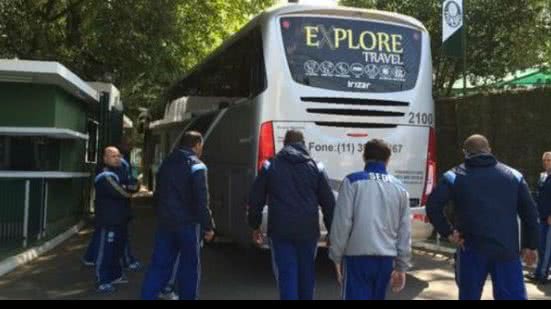 Imagem Adversário do Vitória tem ônibus apedrejado após sofrer goleada