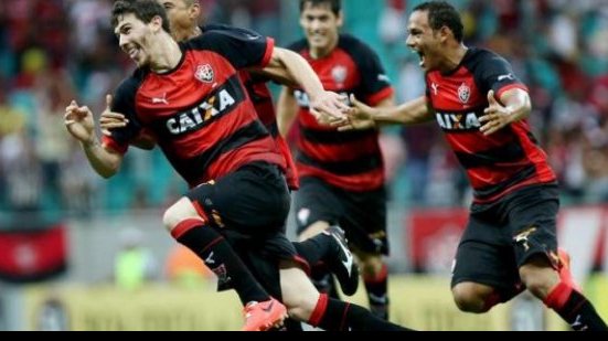 Imagem Luiz Gustavo festeja gol contra o Bahia: &quot;estou até emocionado&quot;