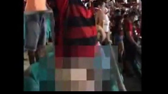 Imagem Lamentável: torcedor do Vitória fica nu na Arena. Veja Vídeo
