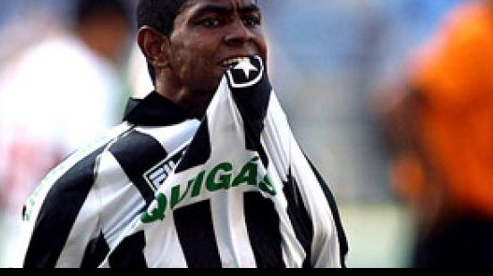 Imagem De volta ao Botafogo, ex-atacante do Bahia está perto de reestreia