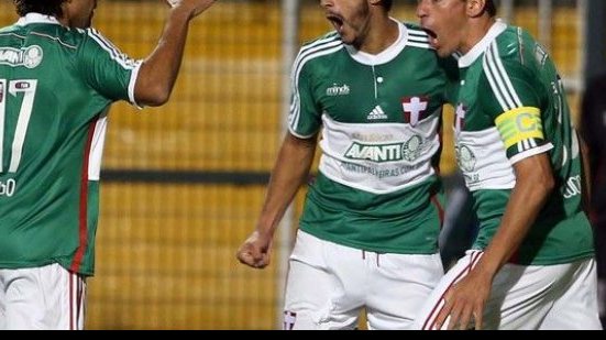 Imagem Vitória joga mal, ressuscita o Palmeiras e volta para o Z-4
