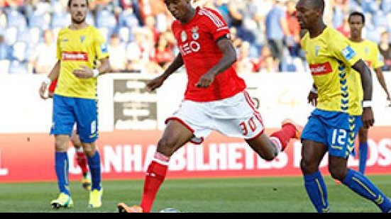 Imagem Observado por gigantes europeus, Talisca faz dois gols em triunfo do Benfica