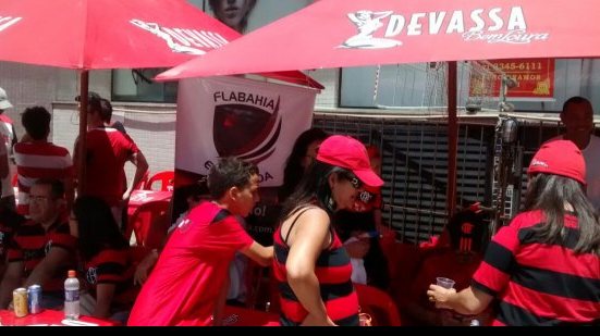 Imagem Torcida do Flamengo se concentra na Pituba para partida contra o Bahia