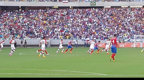 Imagem Railan inferniza, Emanuel marca dois e Bahia bate o Flamengo em arena lotada