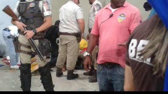 Imagem Torcedora cai da arquibancada na Fonte Nova e sai da arena em ambulância