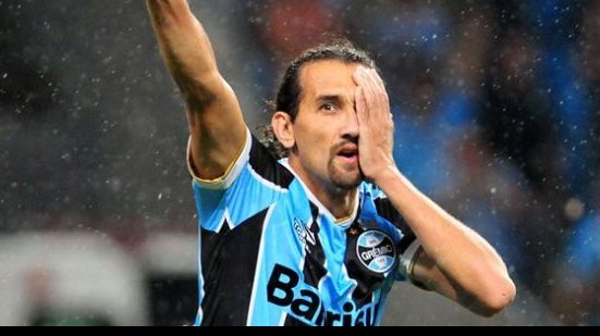 Imagem Grêmio vence Botafogo no Rio e segue colado no G-4