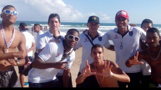 Imagem Adversário do Bahia na Sulamericana curte praia de Salvador