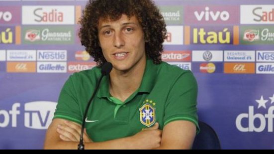Imagem David Luiz comemora gol em vitória sobre o Barcelona