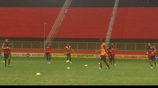 Imagem Escudero treina e deve reforçar o Vitória contra o Botafogo
