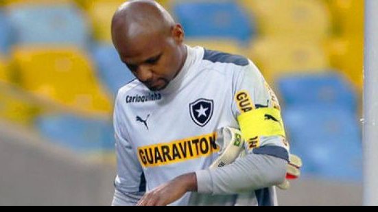 Imagem Com lesão no dedo da mão, Jefferson está fora do jogo contra o Vitória 