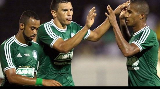 Imagem Palmeiras goleia a Chapecoense e sai da zona de rebaixamento