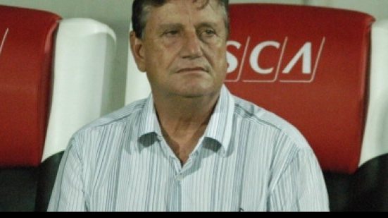Imagem Ex-técnico do Vitória, Lori Sandri morre aos 65 anos