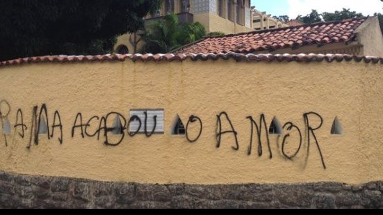 Imagem Muro da sede do Botafogo amanhece pichado: &quot;acabou o amor&quot;