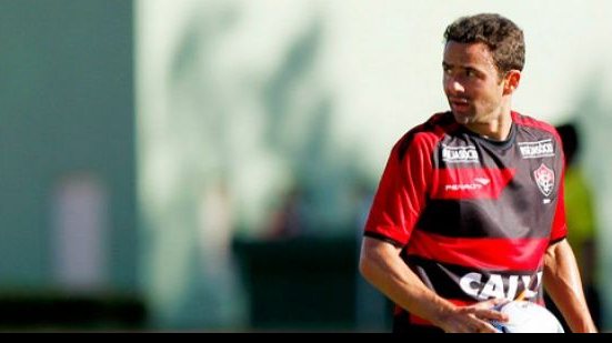 Imagem Vitória terá retorno de titular na lateral esquerda contra o Goiás
