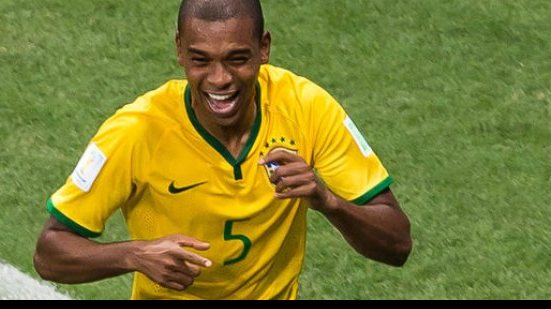 Imagem Bruxa solta: Fernandinho é cortado da seleção e Dunga chama substituto