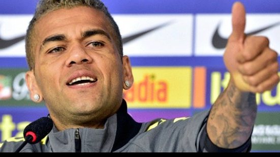 Imagem Dani Alves diz que Messi lhe deve muito e compara seus títulos aos de Pelé