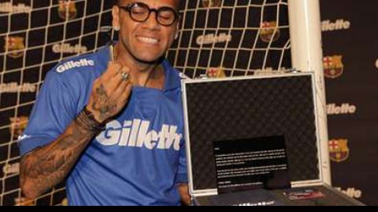 Imagem Para jogar na Inglaterra, Dani Alves pede quase R$ 1 milhão por semana