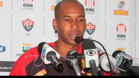 Imagem Dinei comemora gol e pede sequência de bons resultados