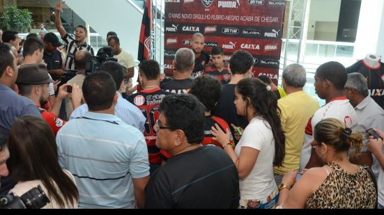Imagem Vídeo: confira todos os detalhes do lançamento da nova camisa do Vitória