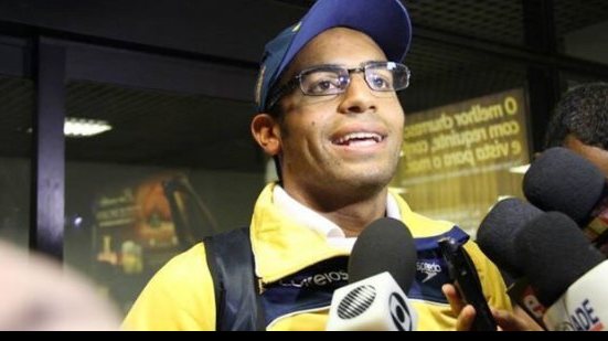 Imagem Campeão mundial, Allan do Carmo desfila em carro aberto em Salvador