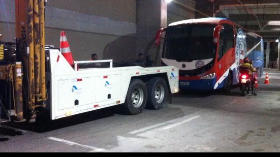 Imagem Ônibus do Bahia quebra e complica trânsito na Arena