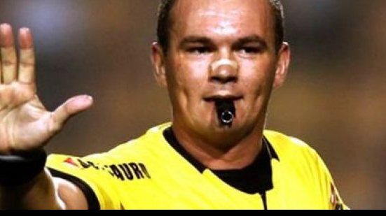 Imagem Árbitro FIFA que já apitou duas partidas do Vitória comanda duelo com Criciúma