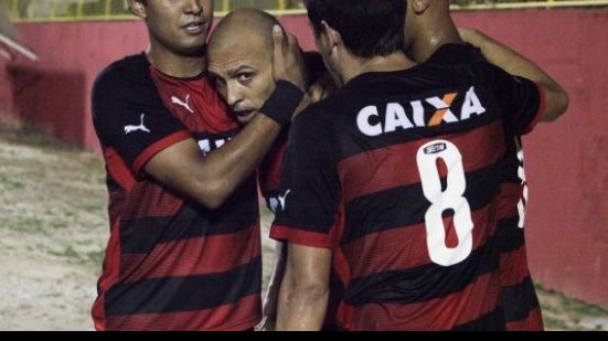 Imagem Veja o gol de bicicleta de Edno e os melhores momentos de Vitória 3x1 Criciúma
