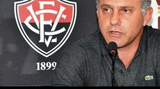 Imagem Ex-técnico do Vitória assume comando do lanterna do Brasileirão