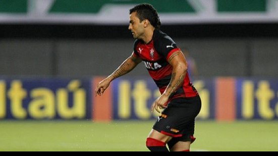 Imagem Recuperado de lesão, volante do Vitória está perto de voltar aos gramados