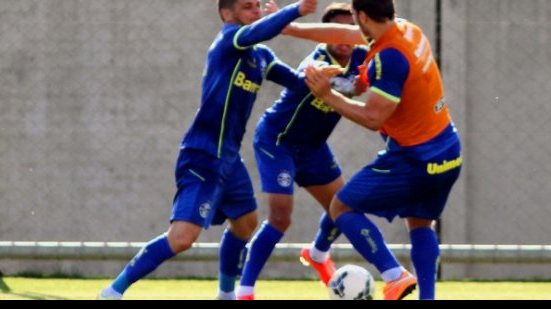 Imagem Antes de enfrentarem o Vitória, jogadores do Grêmio trocam socos em treino